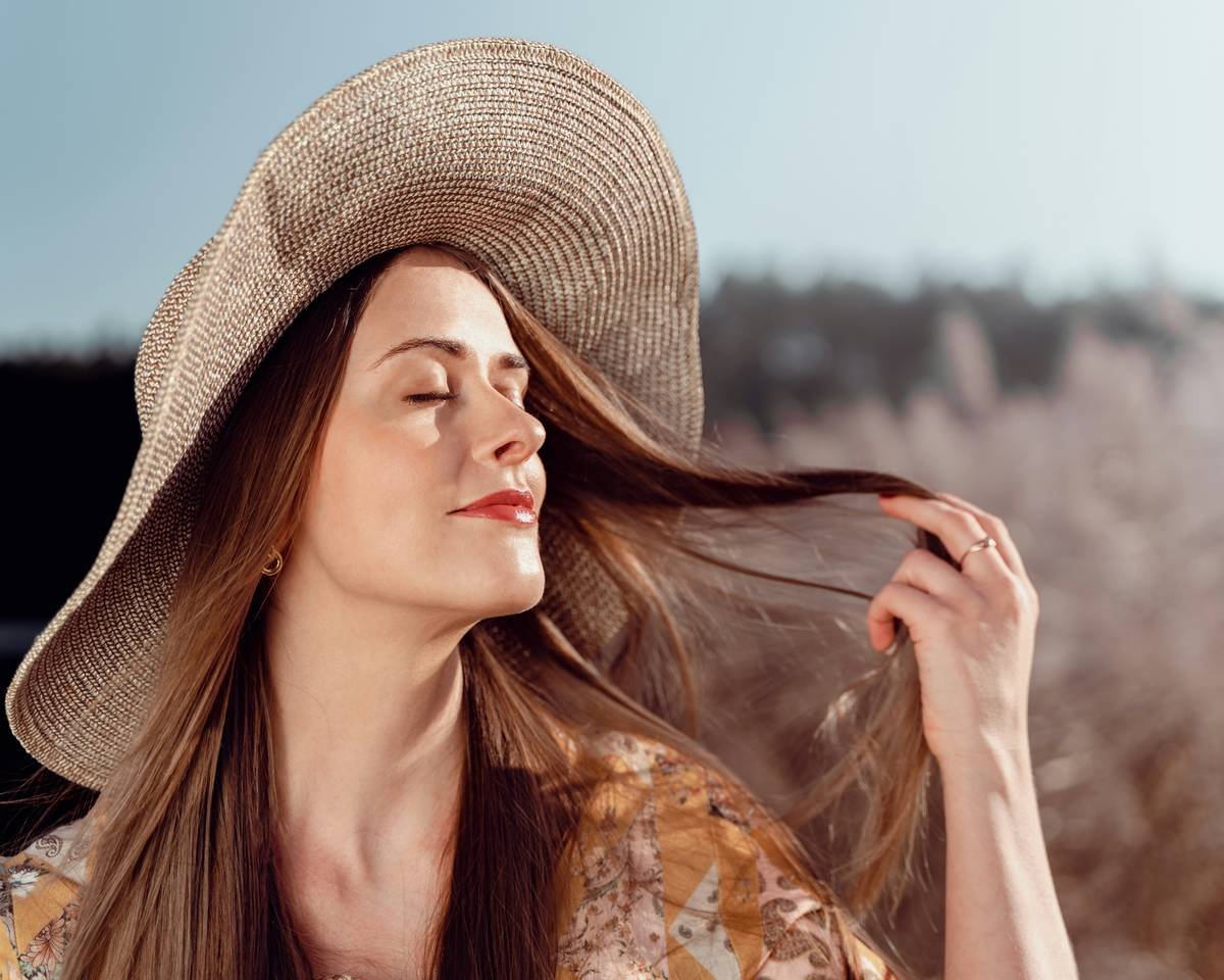Infographic showing how UV rays break down keratin in hair, causing fading, brittleness, and split ends. Includes data from International Journal of Cosmetic Science 2021.