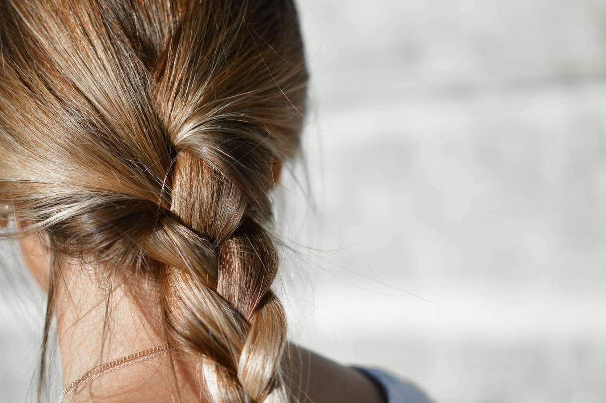 bottle of effective summer hair rinse with UV protection ingredients