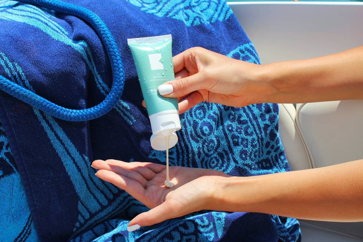 comparison of damaged vs protected hair under uv light using uv hair protection balm